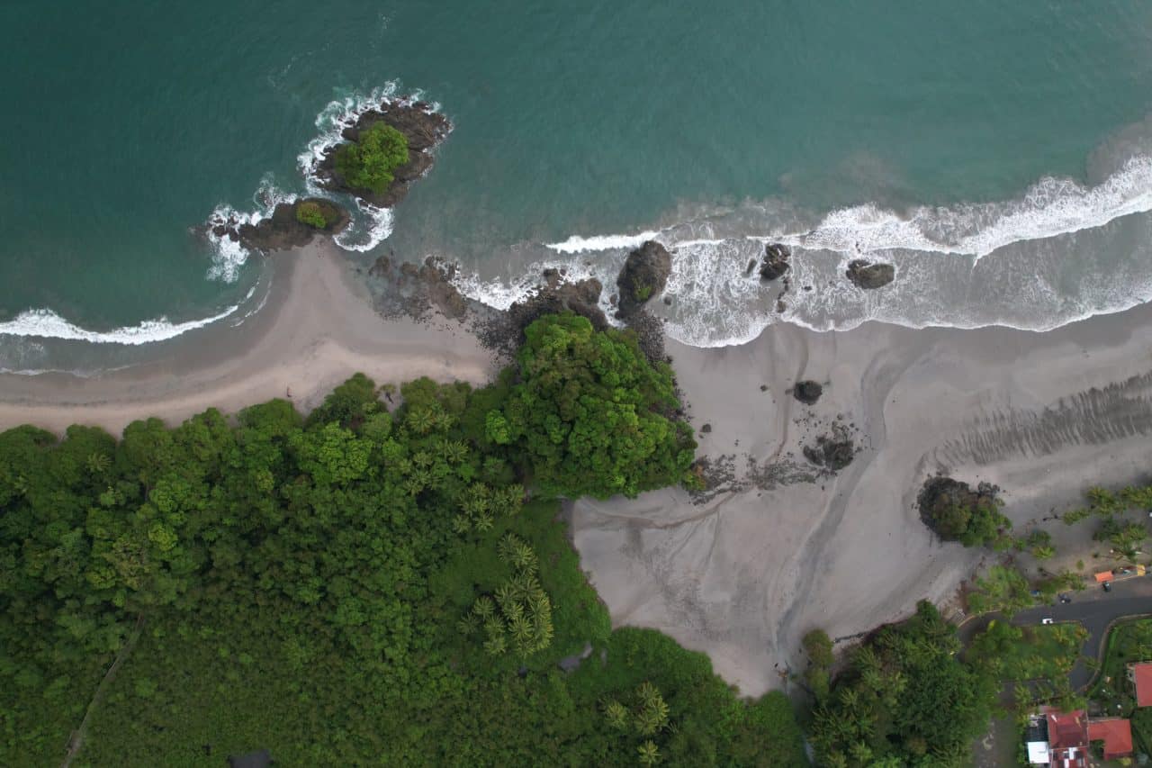 Puente peatonal de acceso al Parque Nacional Manuel Antonio con diseño ligero y adaptado al paisaje costero.
