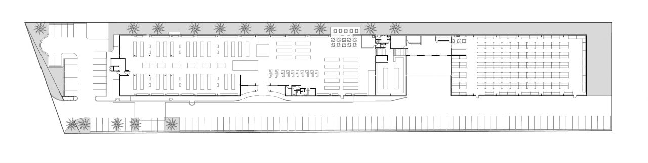 Vista exterior de tienda de flores en Lindora con techo curvo y ventanal posterior.