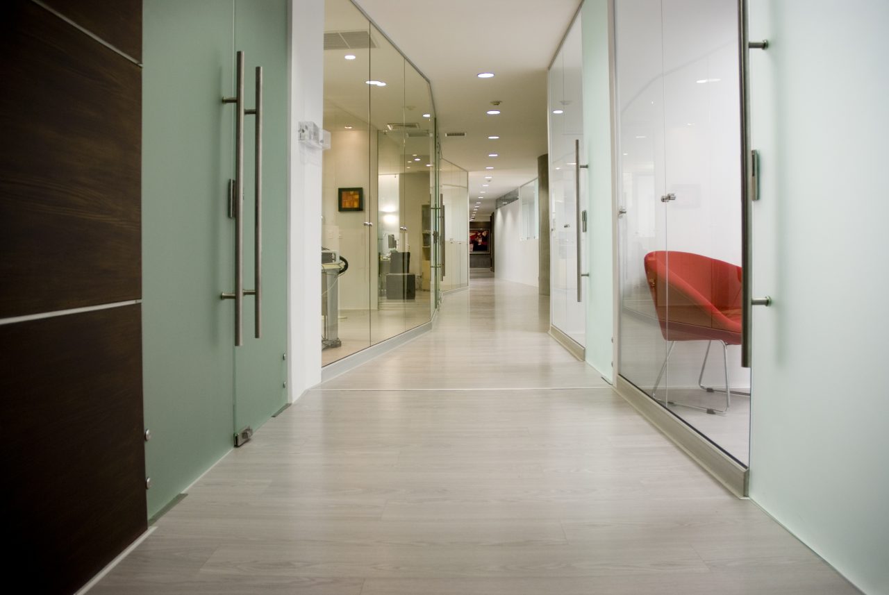 Bufete en Vía Lindora con recepción curva y espacios de reunión en madera.