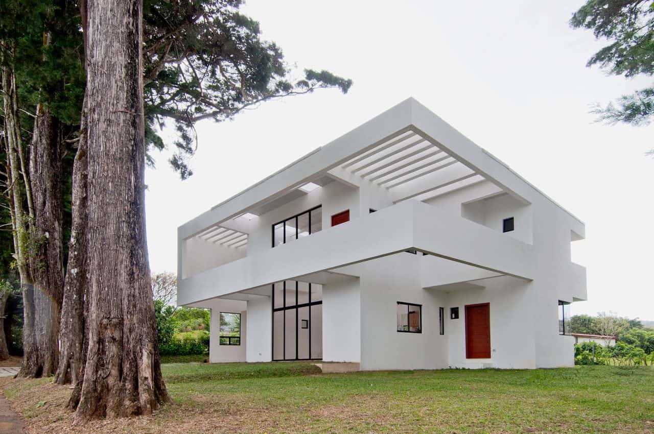 Casa de Montaña entre cipreses con diseño que integra luz natural, paisaje y calidez interior.