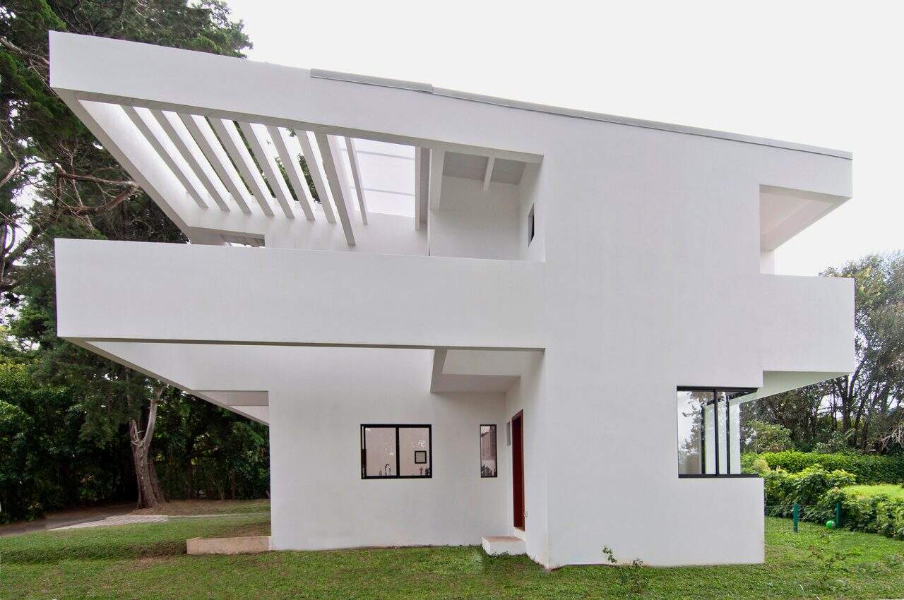 Casa de Montaña entre cipreses con diseño que integra luz natural, paisaje y calidez interior.
