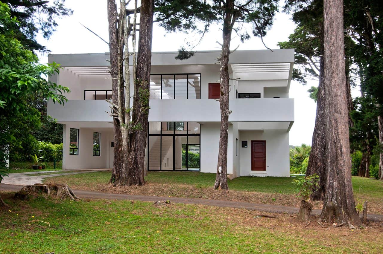 Casa de Montaña entre cipreses con diseño que integra luz natural, paisaje y calidez interior.