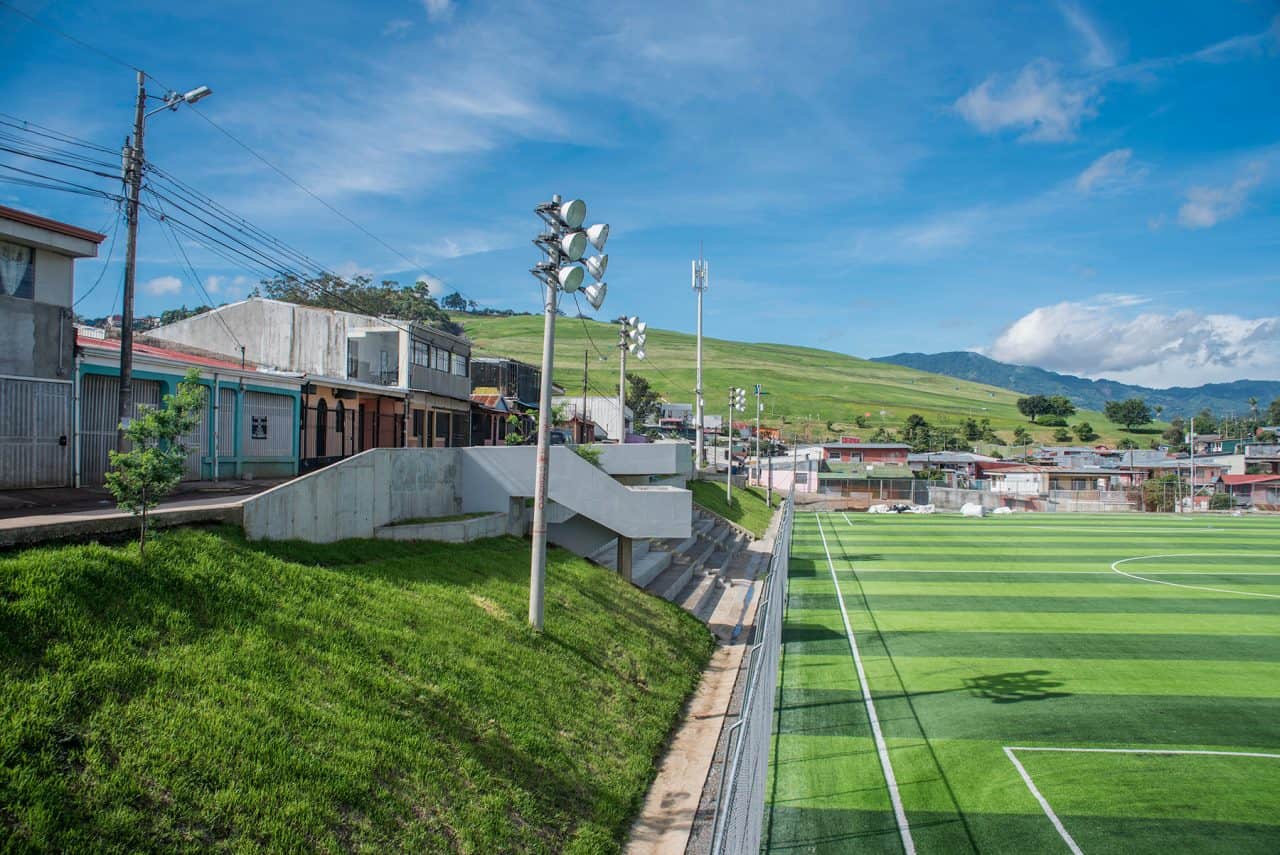 Vista del Centro Comunitario El Tirrá en Tirrases con canchas, gimnasio y espacios de encuentro.