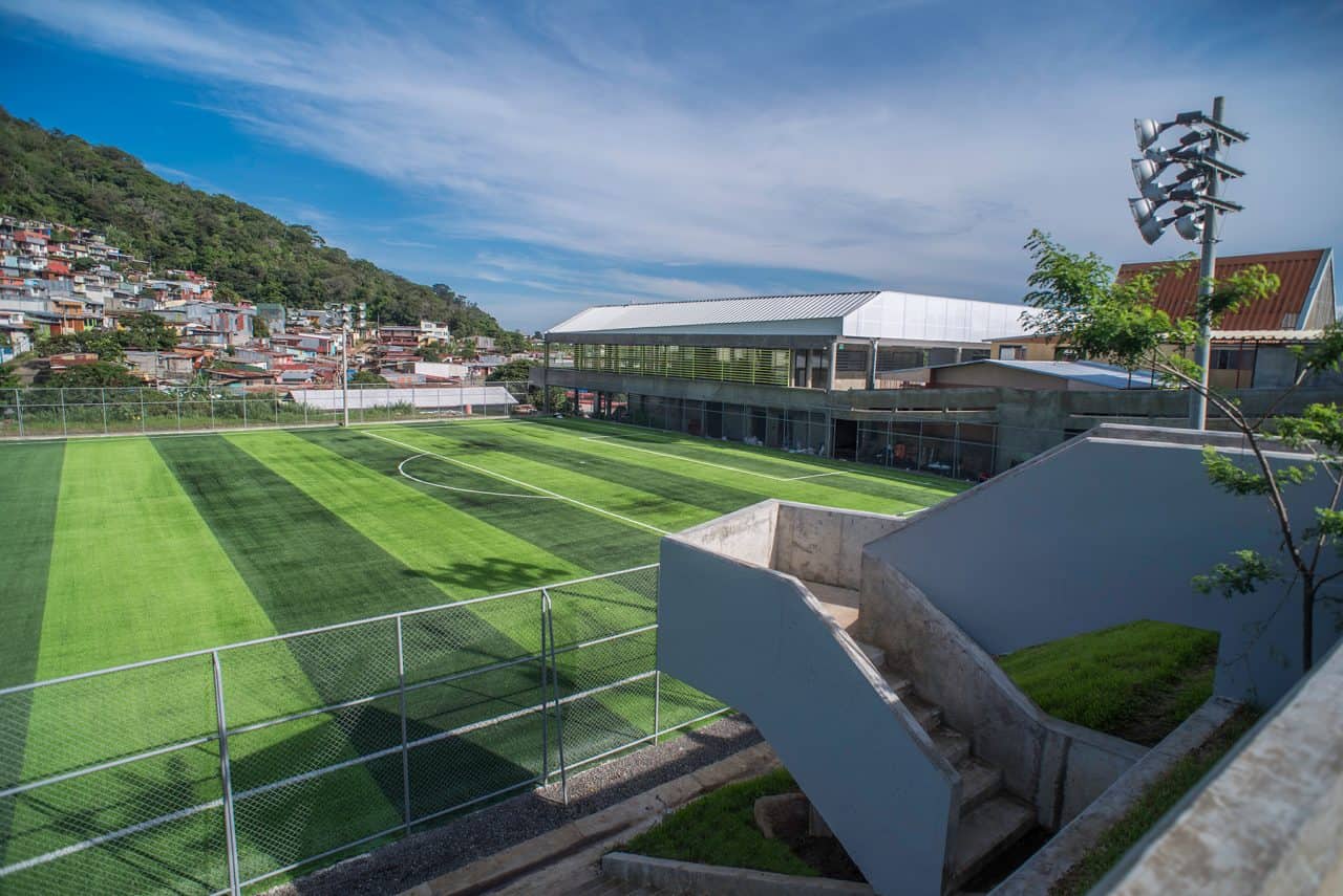 Vista del Centro Comunitario El Tirrá en Tirrases con canchas, gimnasio y espacios de encuentro.