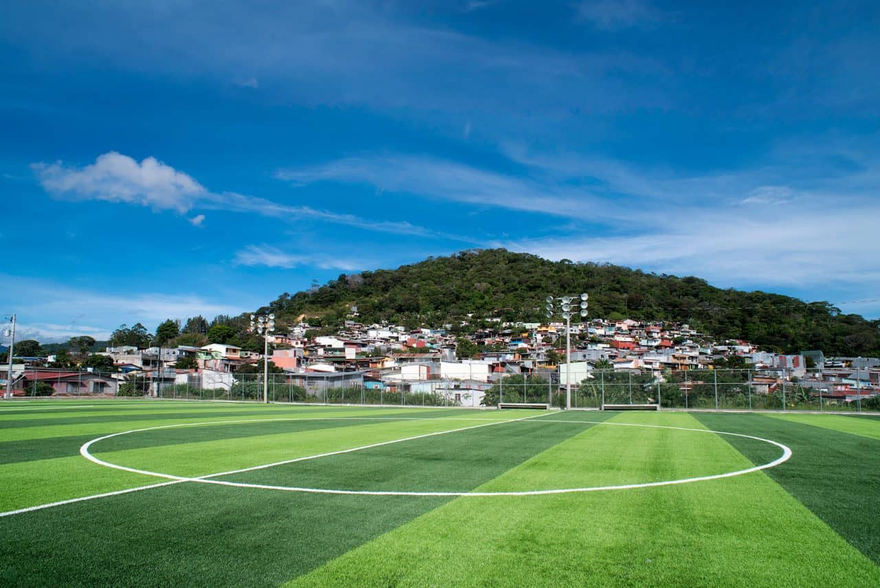Vista del Centro Comunitario El Tirrá en Tirrases con canchas, gimnasio y espacios de encuentro.