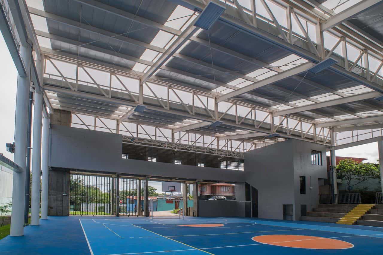 Vista del Centro Comunitario El Tirrá en Tirrases con canchas, gimnasio y espacios de encuentro.