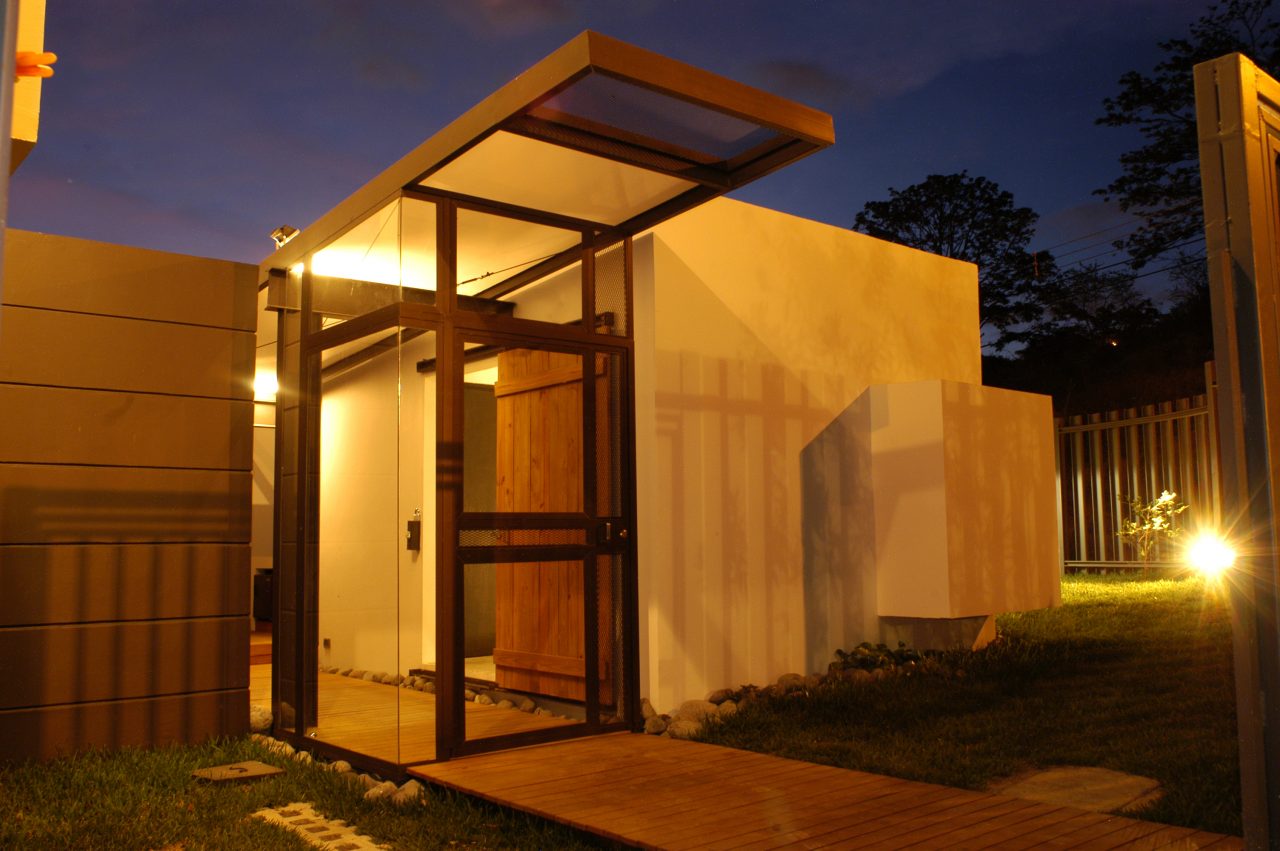 Vista del Estudio Zermak, ampliación de vivienda y espacio fotográfico con ciclorama y pasillo de madera.