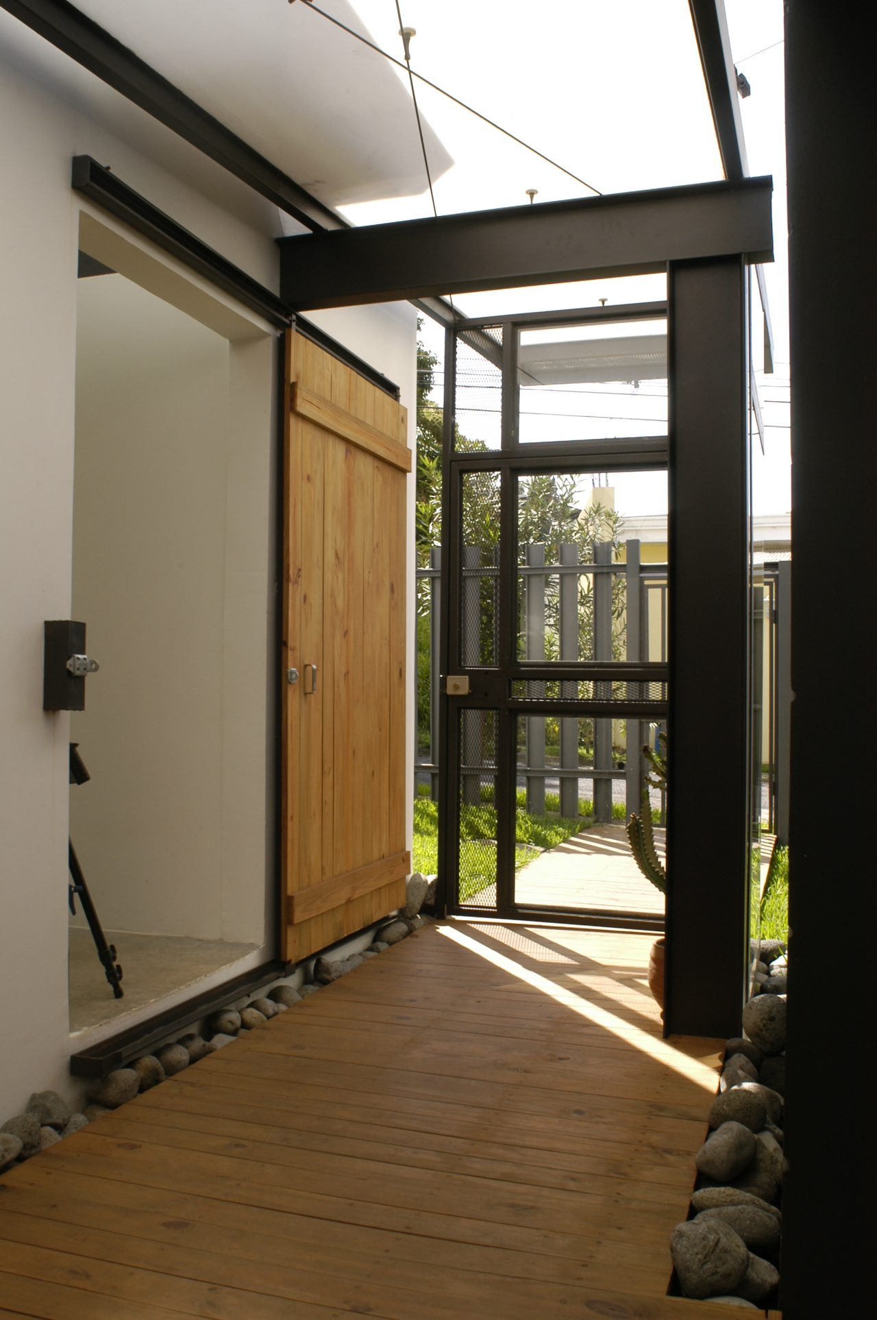 Vista del Estudio Zermak, ampliación de vivienda y espacio fotográfico con ciclorama y pasillo de madera.