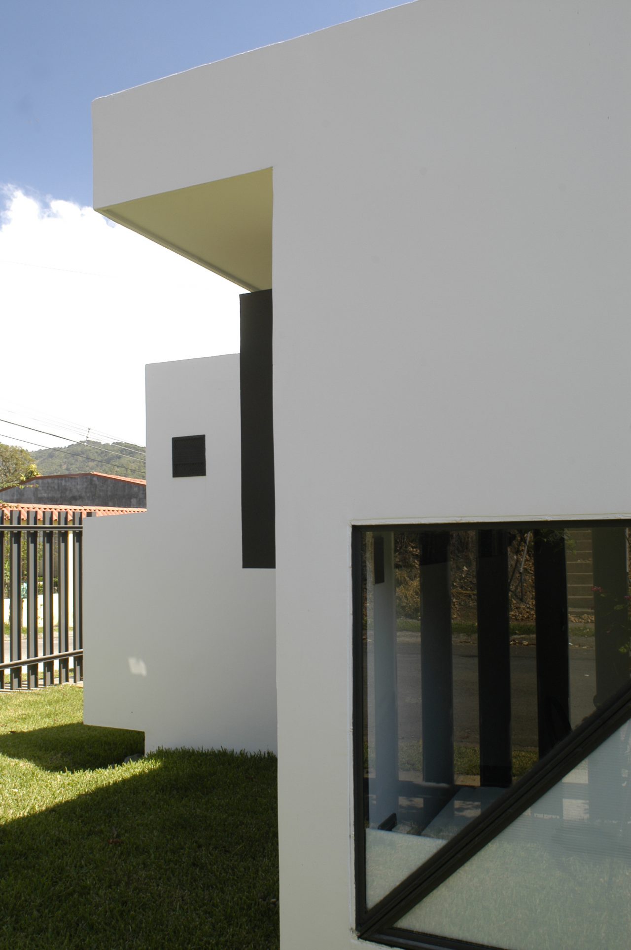 Vista del Estudio Zermak, ampliación de vivienda y espacio fotográfico con ciclorama y pasillo de madera.