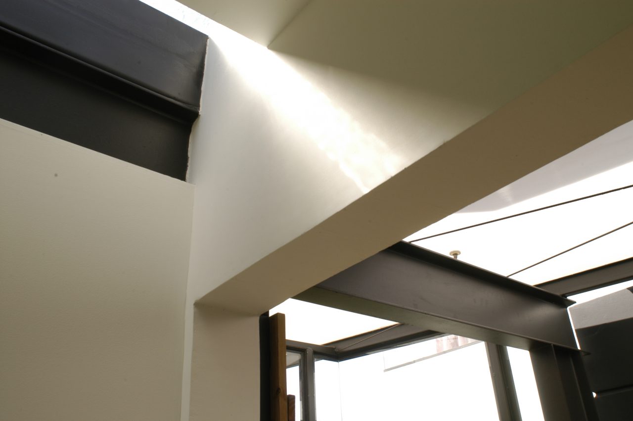 Vista del Estudio Zermak, ampliación de vivienda y espacio fotográfico con ciclorama y pasillo de madera.