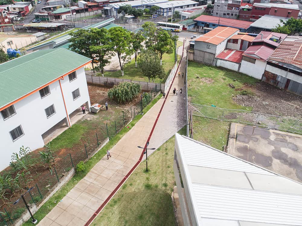 “Paseo peatonal en Tirrases con anfiteatro, áreas de estar e iluminación segura que conecta barrios y escuelas.”