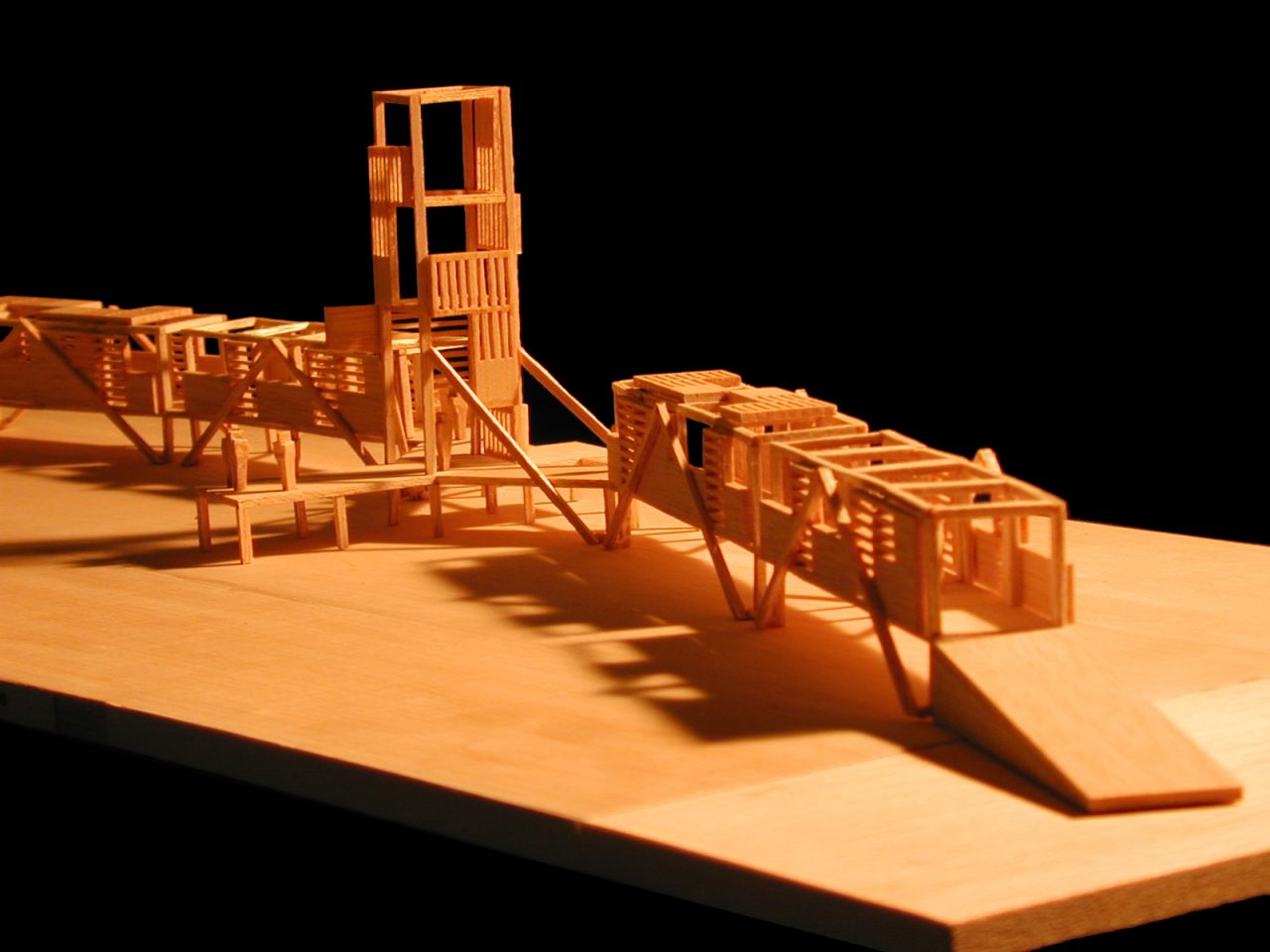 Puente peatonal de acceso al Parque Nacional Manuel Antonio con diseño ligero y adaptado al paisaje costero.