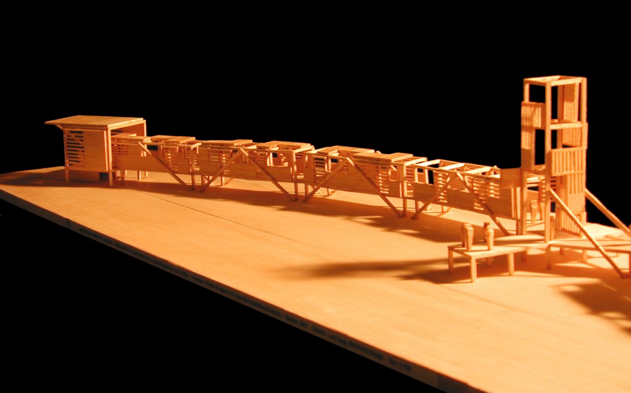 Puente peatonal de acceso al Parque Nacional Manuel Antonio con diseño ligero y adaptado al paisaje costero.