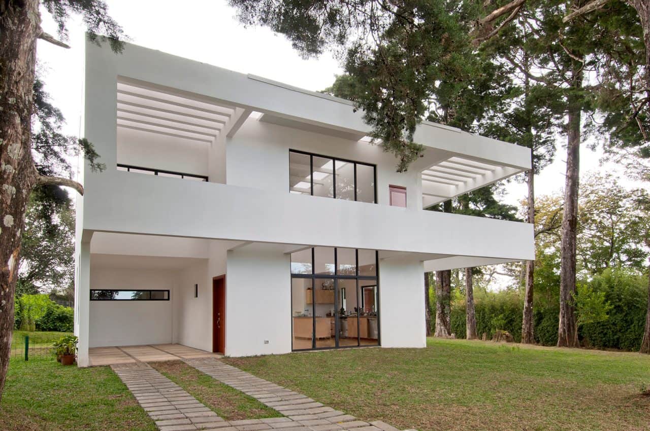 Casa de Montaña entre cipreses con diseño que integra luz natural, paisaje y calidez interior.