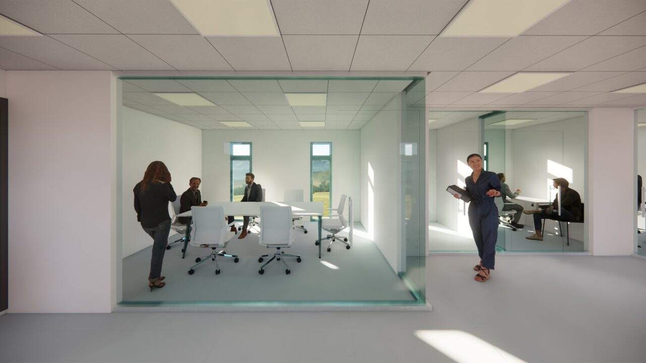 Vista del nuevo volumen en voladizo del plantel municipal de San Carlos con fachada sobria y escalera naranja.