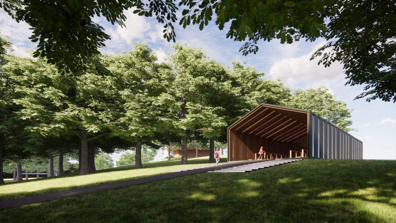 “Conjunto turístico en Sarapiquí integrado al paisaje natural con hotel, capilla, canopy y lago.”