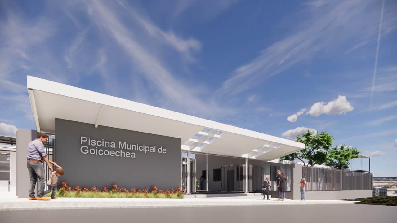 Vista de las piscinas recreativas renovadas en Goicoechea con áreas verdes y plaza peatonal