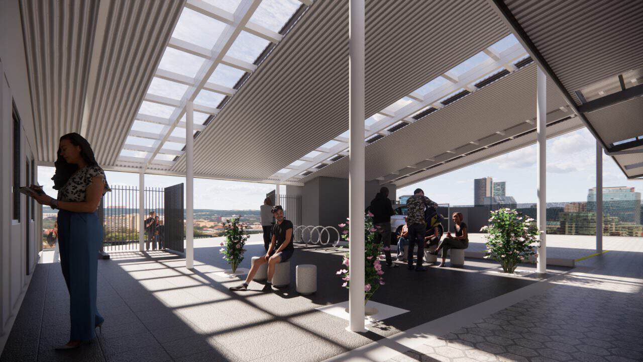 Vista de las piscinas recreativas renovadas en Goicoechea con áreas verdes y plaza peatonal