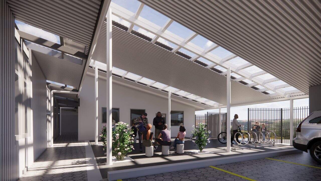 Vista de las piscinas recreativas renovadas en Goicoechea con áreas verdes y plaza peatonal