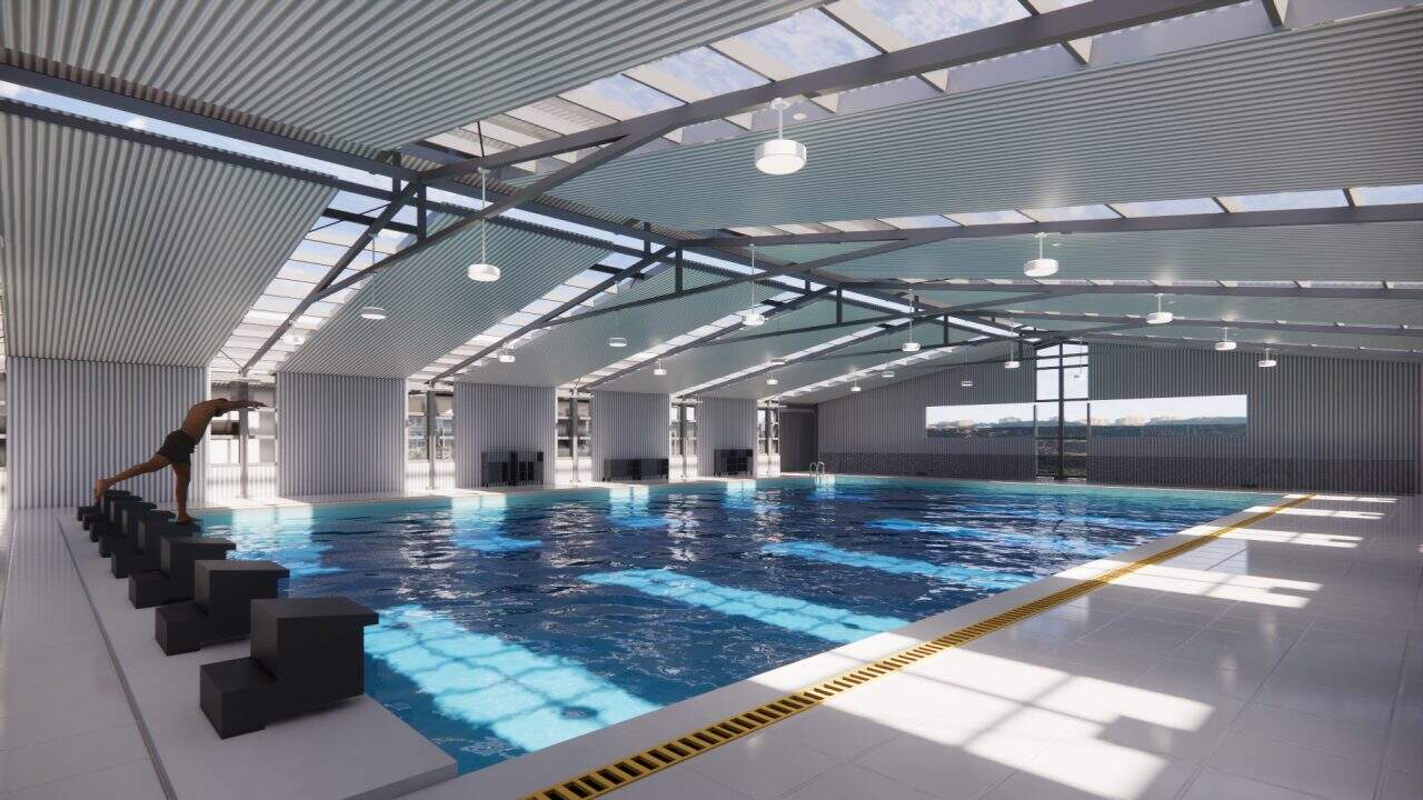 Vista de las piscinas recreativas renovadas en Goicoechea con áreas verdes y plaza peatonal