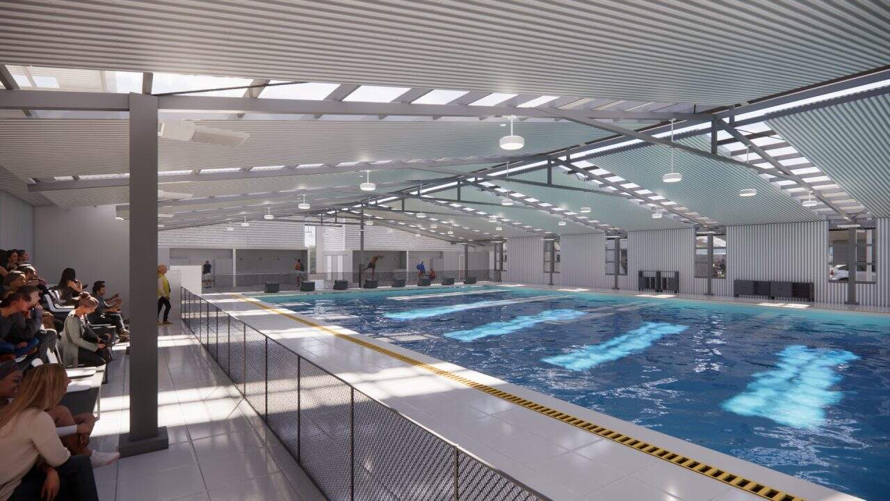 Vista de las piscinas recreativas renovadas en Goicoechea con áreas verdes y plaza peatonal
