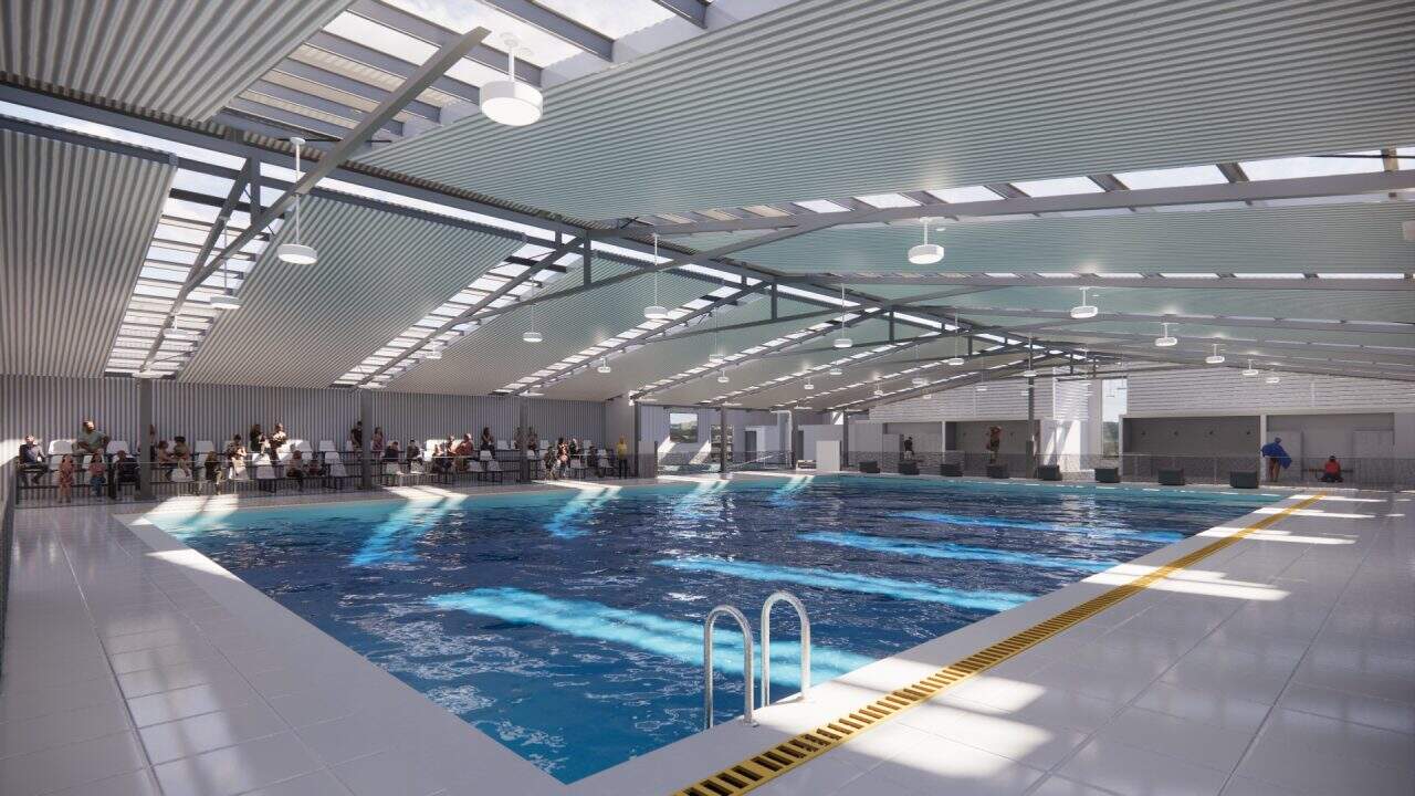 Vista de las piscinas recreativas renovadas en Goicoechea con áreas verdes y plaza peatonal