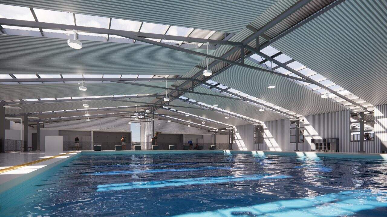 Vista de las piscinas recreativas renovadas en Goicoechea con áreas verdes y plaza peatonal