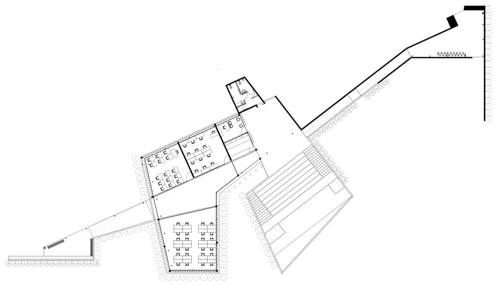 Centro de Desarrollo Humano Pulmón Verde, planta del nivel 1, aulas, gradería y rampa sobre la ladera