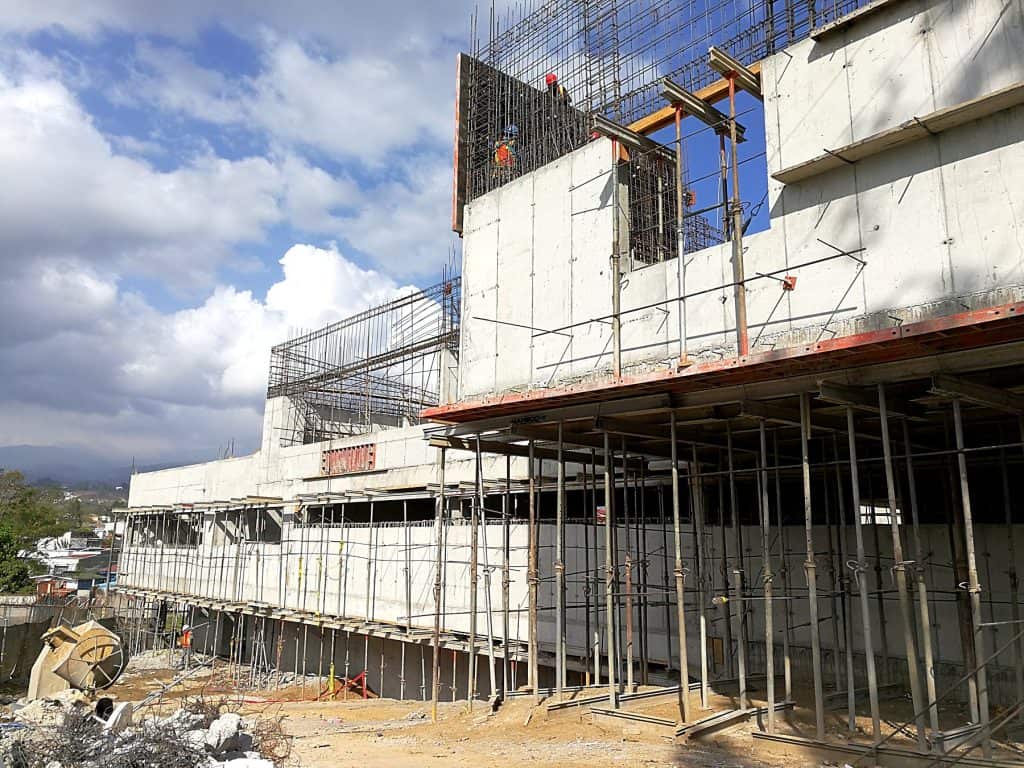 Centro de Desarrollo Humano de Tirrases en construcción, losa sobre puntales y formaleta en altura