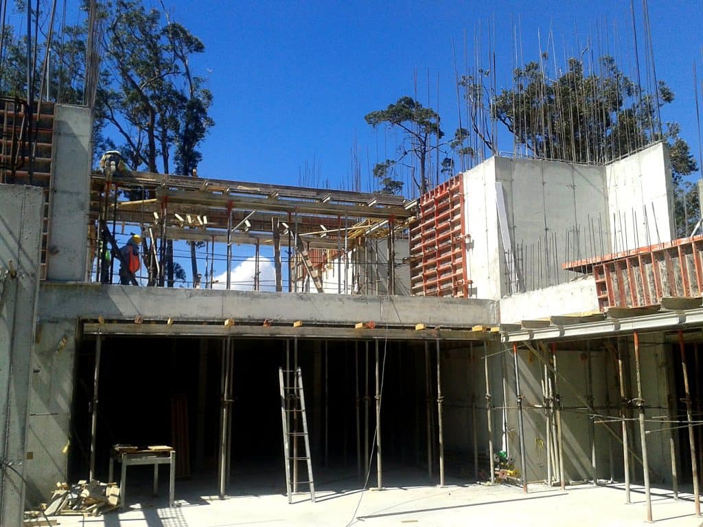 Centro de Desarrollo Humano de Tirrases en construcción, primer nivel con muros de concreto, formaleta y acero de refuerzo