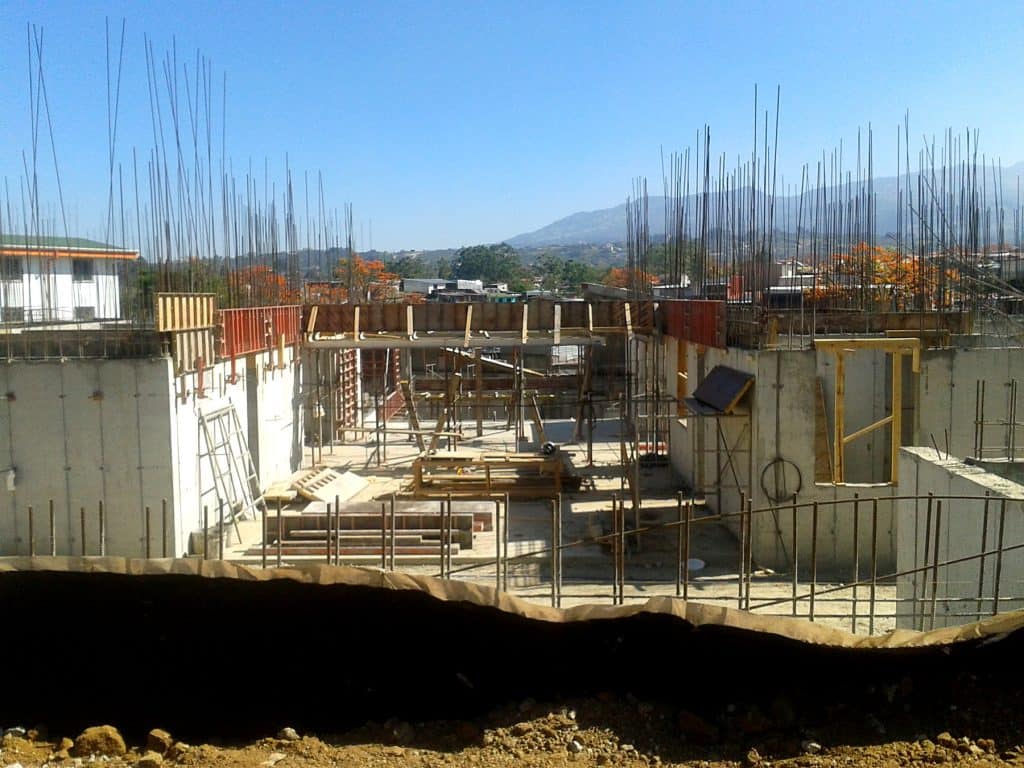 Centro de Desarrollo Humano de Tirrases en construcción, vista general del primer nivel con muros de concreto y acero de refuerzo