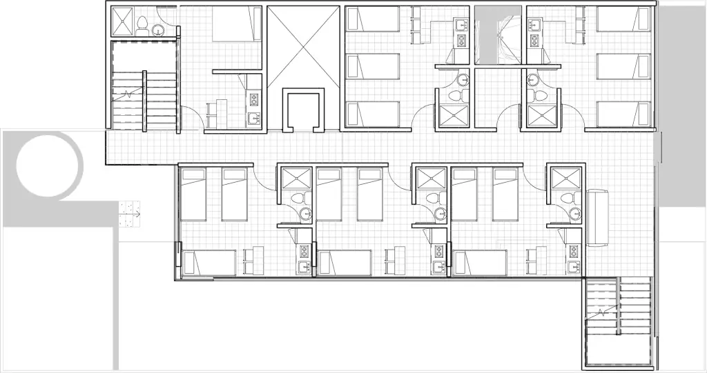 Casa Club DHL, planta, vestidores, servicios y escaleras