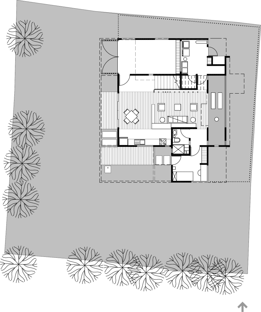 Casa de Montaña, planta baja, espacios de estar, cocina y dormitorios rodeados de árboles