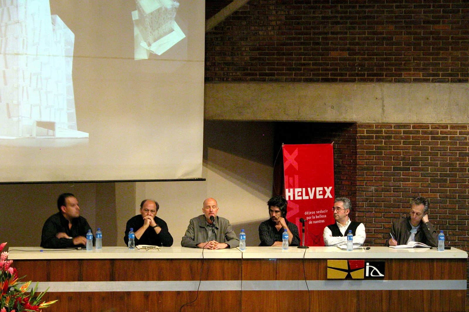 Mesa redonda del 2.º Congreso Líneas, 2004. En la foto Luis Diego Barahona, Jorge Rigamonti, Rolando Barahona-Sotela, Alejandro Aravena, Josep Maria Montaner y Bernardo Gómez-Pimienta