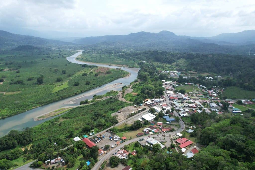 Vista aérea del río Sixaola en la frontera con Panamá